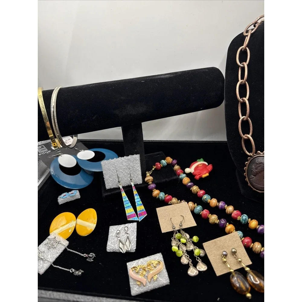 Vintage Lot of 15 Necklaces, Bracelets,‎ Earrings, Brooches